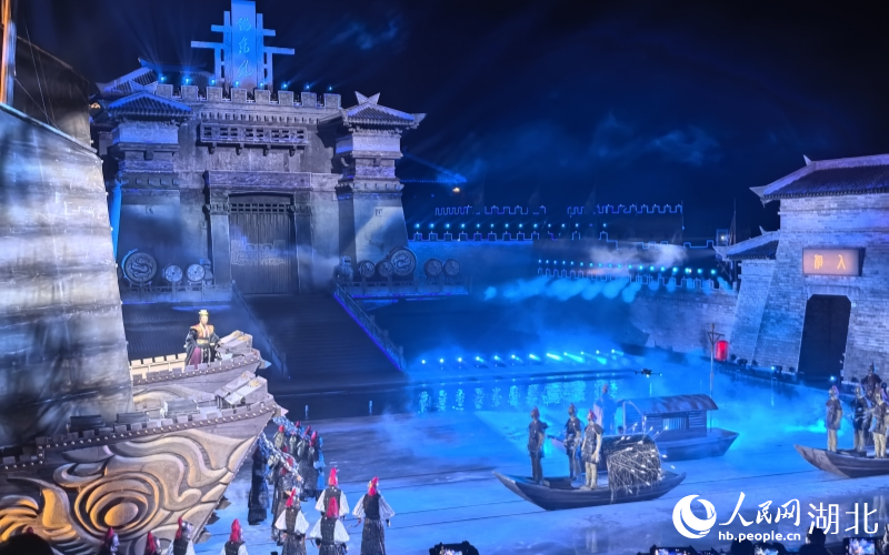 沉浸式三國實(shí)景劇《赤壁·借東風(fēng)》。人民網(wǎng)記者 周雯攝