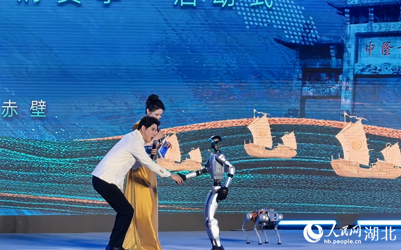 啟動(dòng)儀式現(xiàn)場，主持人和機(jī)器人“小瑜”共同主持。人民網(wǎng)記者 周雯攝