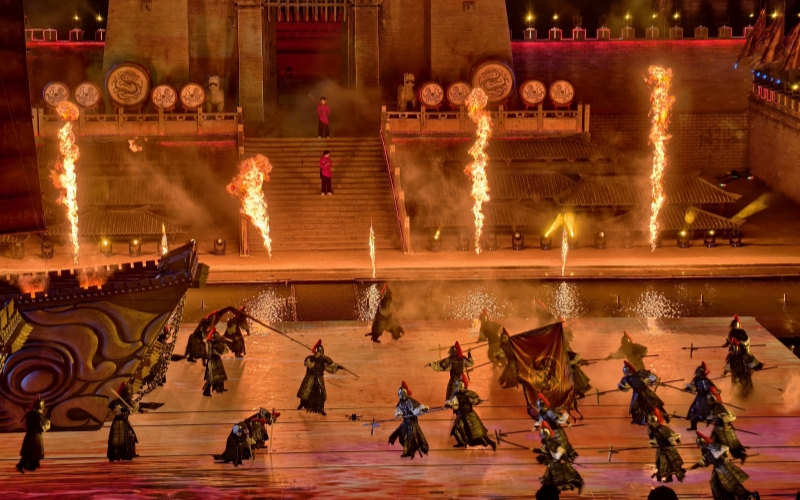 沉浸式三國(guó)實(shí)景劇《赤壁·借東風(fēng)》。