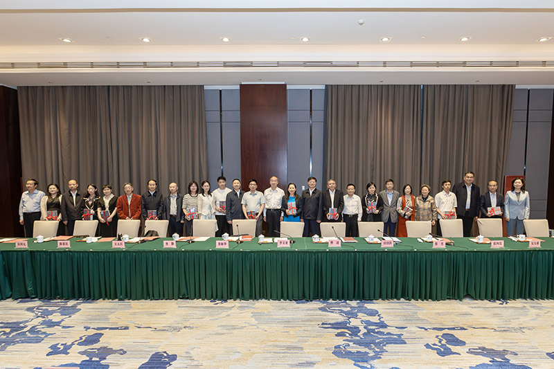 贈書現場。江漢大學供圖