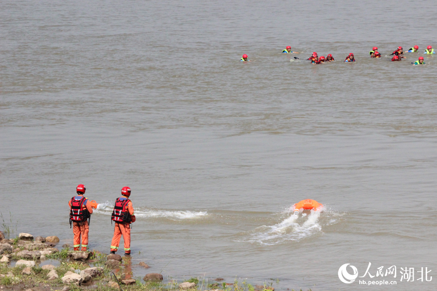 在岸邊操作水面救生艇，駛向被困人員。人民網(wǎng)記者 張沛攝