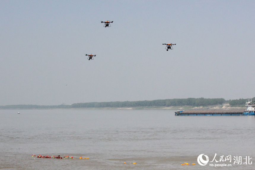 無(wú)人機(jī)精準(zhǔn)拋投飛行救生圈、充氣式救生圈。人民網(wǎng)記者 張沛攝