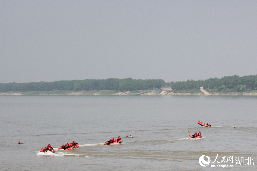 橡皮艇營救被困人員。人民網(wǎng)記者 張沛攝