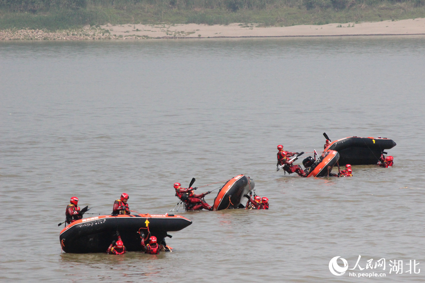 翻船自救技術(shù)展示。人民網(wǎng)記者 張沛攝