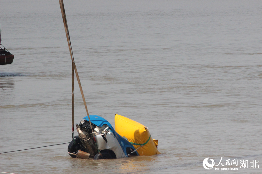 安裝閉式浮力袋打撈事故車輛。人民網(wǎng)記者 張沛攝