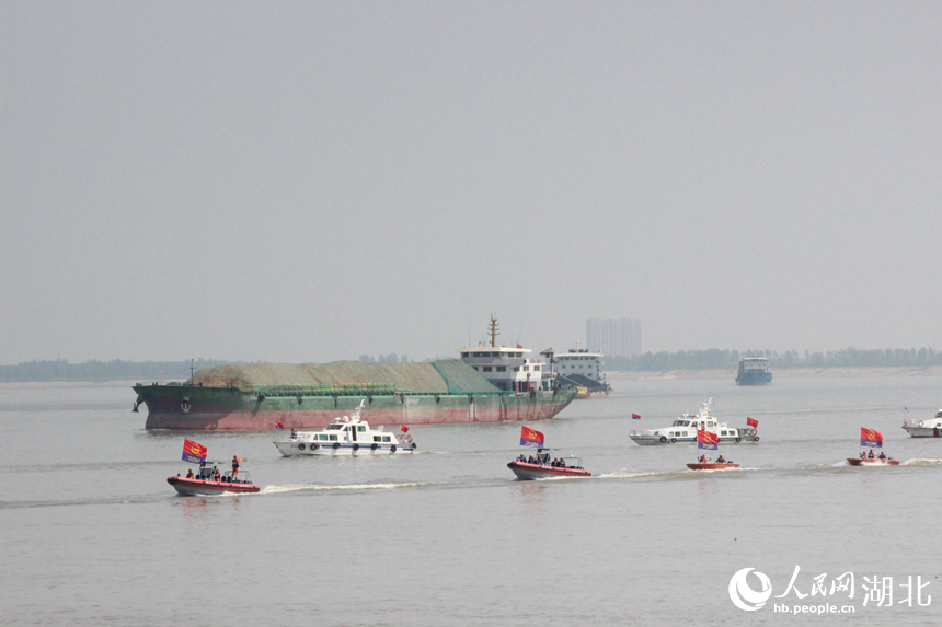 模擬某村發(fā)生嚴(yán)重內(nèi)澇，舟艇方陣復(fù)雜水域編隊(duì)搜救。人民網(wǎng)記者 張沛攝