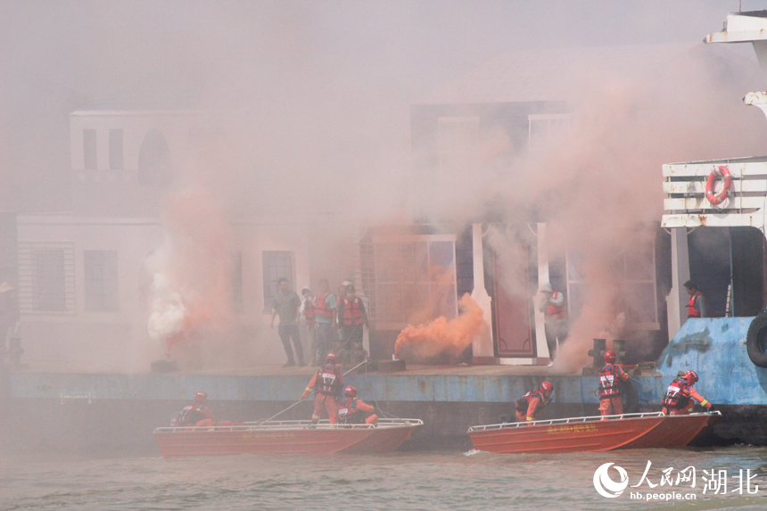 救援力量轉(zhuǎn)移被困群眾。人民網(wǎng)記者 張沛攝