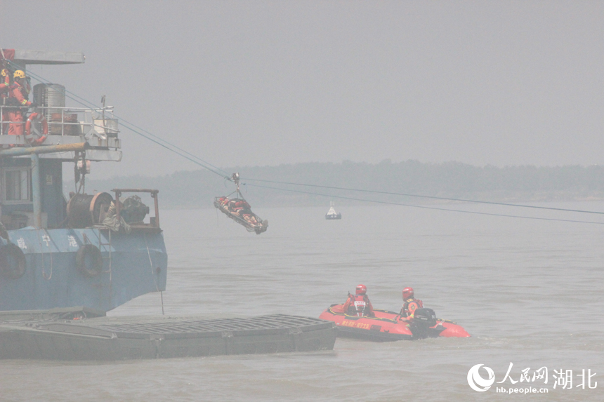 架設(shè)繩索系統(tǒng)對傷患進行救援。人民網(wǎng)記者 張沛攝