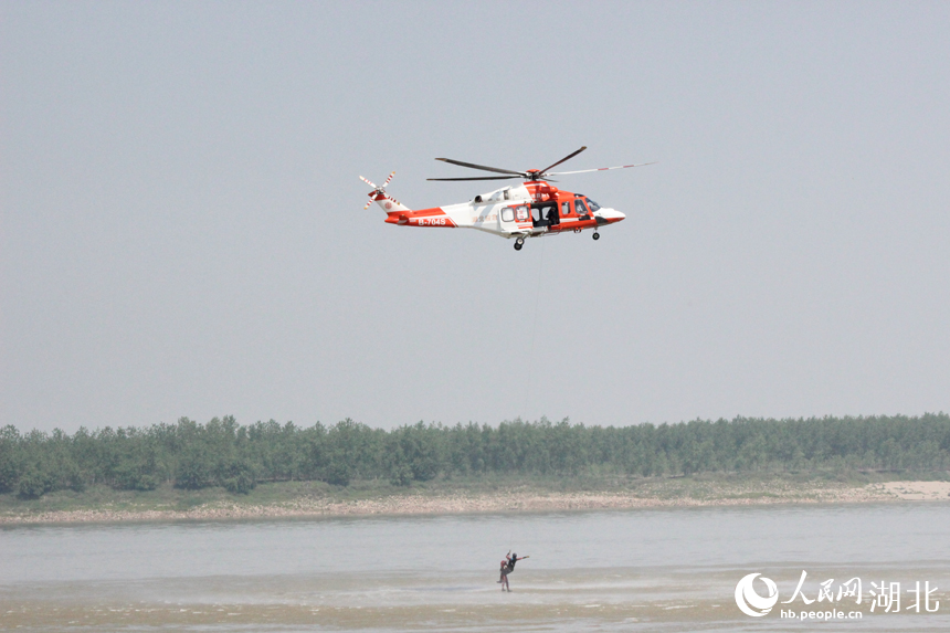直升機(jī)水上救援。人民網(wǎng)記者 張沛攝