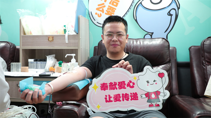 愛心學(xué)子在獻(xiàn)血。芮雨欣攝