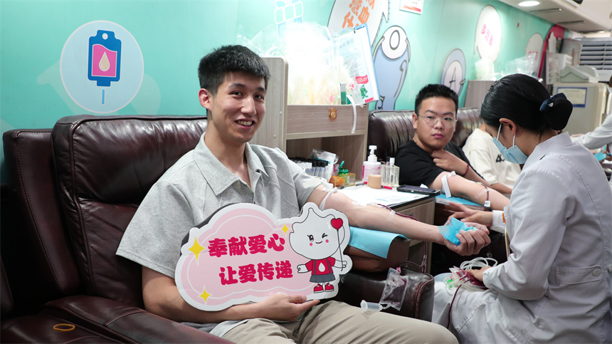 學(xué)子在獻(xiàn)血。芮雨欣攝