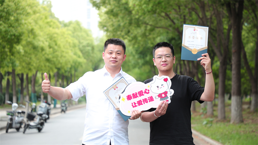 武漢工商學(xué)院團委書記邱玉添和愛心學(xué)子獻(xiàn)血后合照。芮雨欣攝