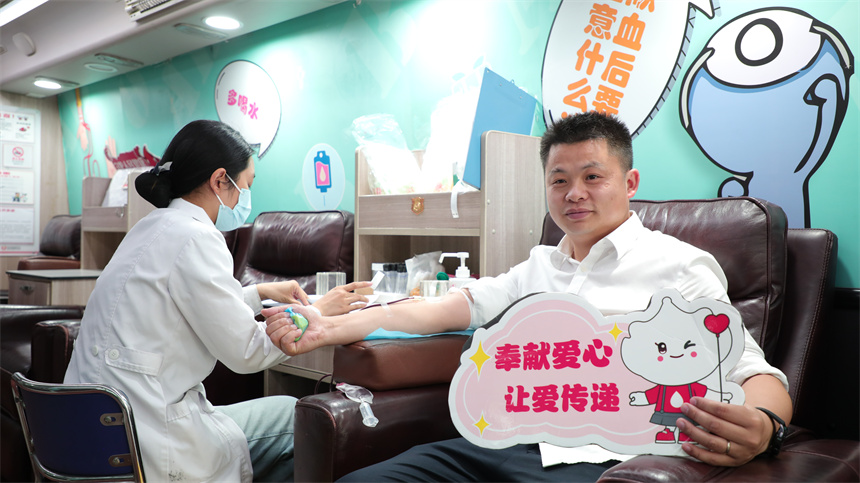 武漢工商學(xué)院團委書記邱玉添獻血。芮雨欣攝