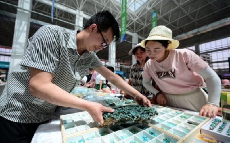  竹山國際珠寶交易中心啟幕。