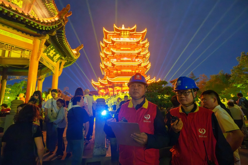 國網(wǎng)武漢供電公司武昌供電中心運維人員正在黃鶴樓景區(qū)開展電節(jié)前特巡工作。張恒攝
