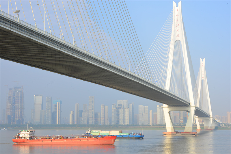 網(wǎng)友投稿：長江航運繁忙。杜瑞祥攝