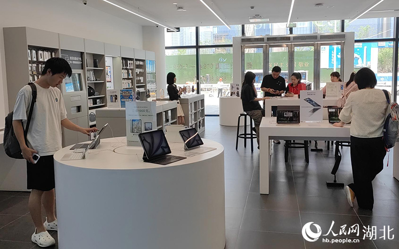 3C產(chǎn)品成為本輪國(guó)補(bǔ)最受歡迎的產(chǎn)品。人民網(wǎng)記者 郭婷婷攝