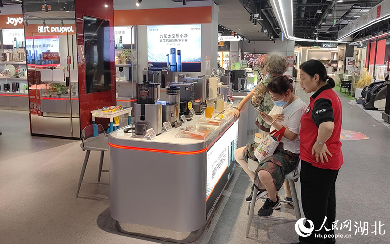 市民在選購(gòu)榨汁機(jī)、電飯煲等家電。人民網(wǎng)記者郭婷婷攝