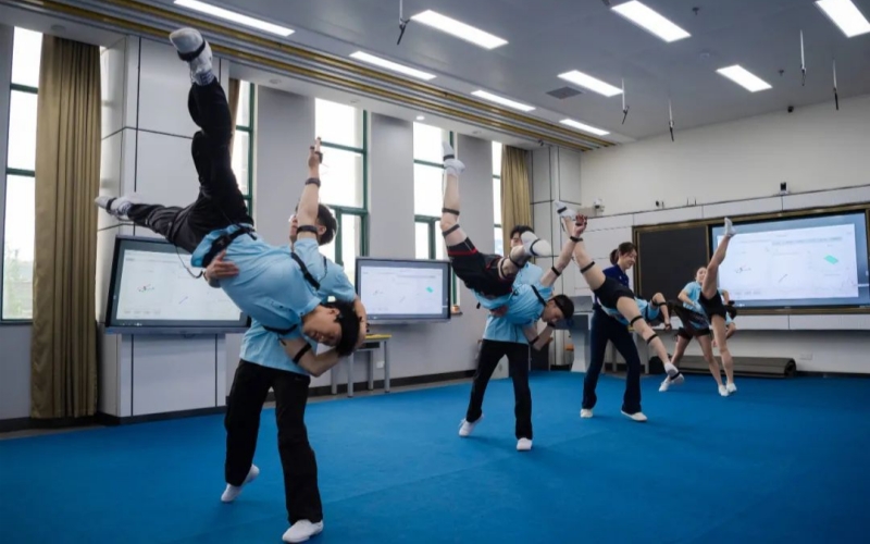 《健美操教學(xué)與訓(xùn)練》課上，“小雅平臺(tái)”和VR動(dòng)作捕捉設(shè)備可視化、全景實(shí)時(shí)呈現(xiàn)健美操技術(shù)動(dòng)作。