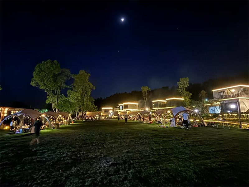 “五一”期間，知音童谷露營(yíng)區(qū)夜間滿是游客。受訪者供圖