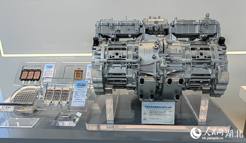 行業(yè)首創(chuàng)雙電機兩擋電驅(qū)動總成iD3-400。人民網(wǎng)記者 郭婷婷攝