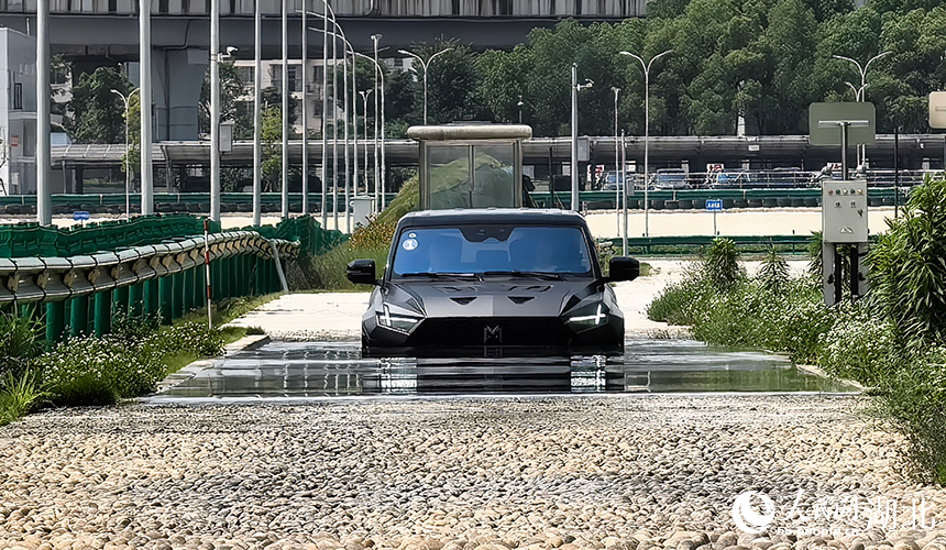 記者體驗(yàn)東風(fēng)猛士科技園內(nèi)各種魔鬼越野路況。人民網(wǎng)記者 周雯攝