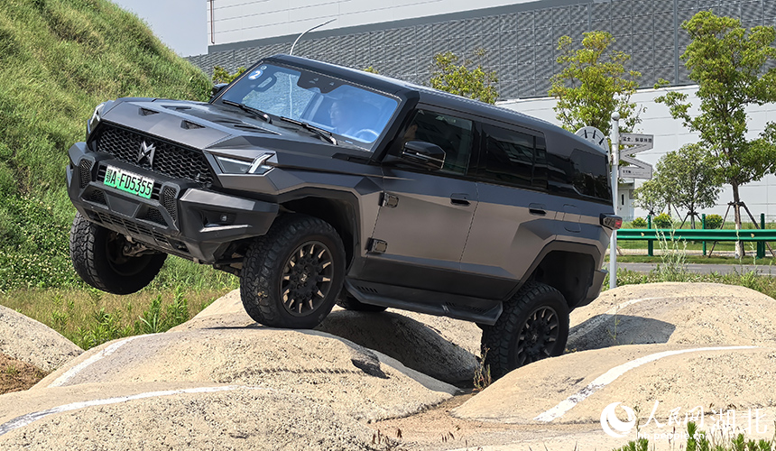 記者體驗(yàn)東風(fēng)猛士科技園內(nèi)各種魔鬼越野路況。人民網(wǎng)記者 周雯攝