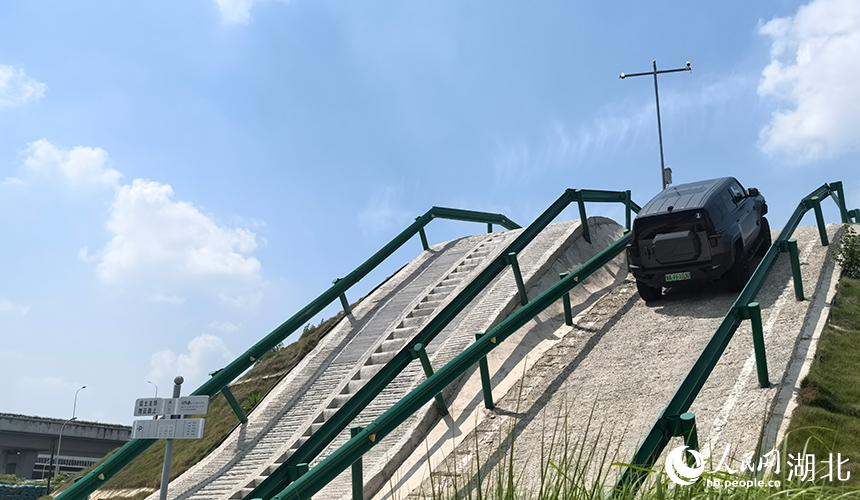 記者體驗東風(fēng)猛士科技園內(nèi)各種魔鬼越野路況。人民網(wǎng)記者 周雯攝