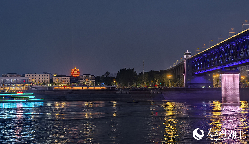 長江大橋與黃鶴樓交相輝映。人民網(wǎng)記者 周雯攝