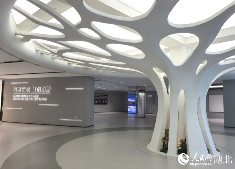 武創(chuàng)院展廳中央屹立著一棵“科創(chuàng)之樹”。人民網記者 周雯攝