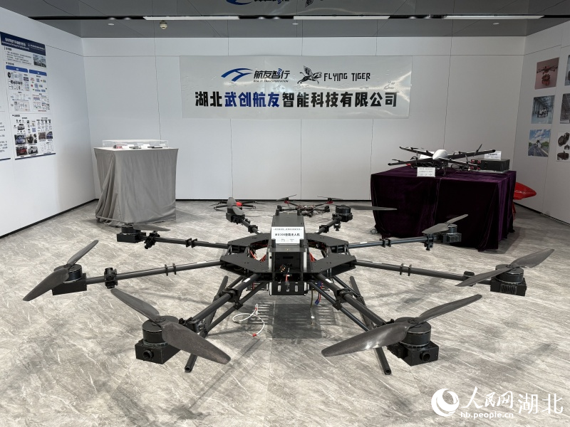 武創(chuàng)院空地一體智能交通研究所展示的重載無人機。人民網記者 周恬攝