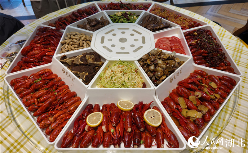 在潛江的龍蝦餐飲店推出的“全蝦宴”。人民網(wǎng)記者周雯攝