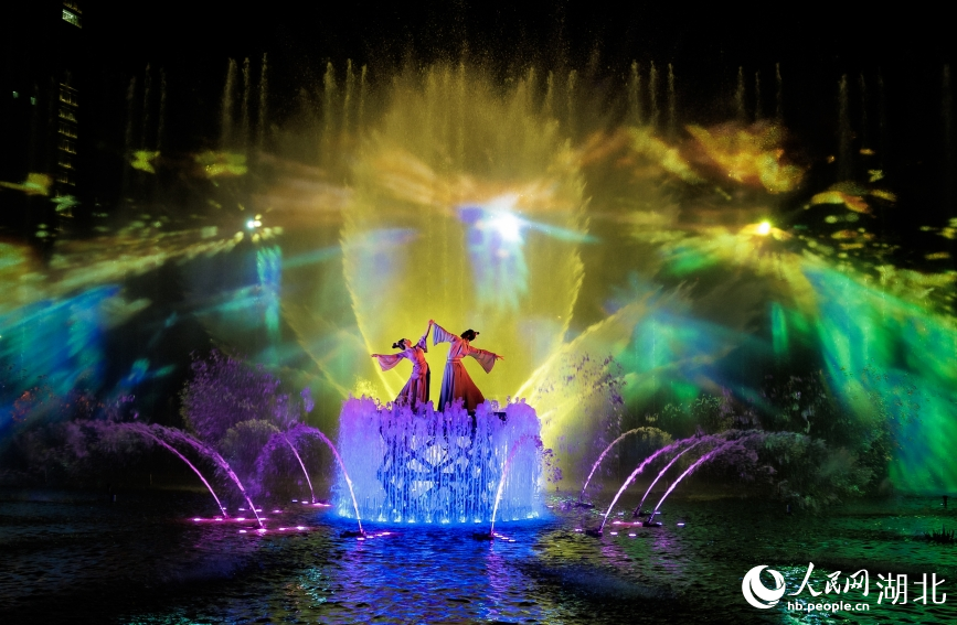 大型行浸式水上夜游演出《槐蔭船說》。人民網記者 王郭驥攝