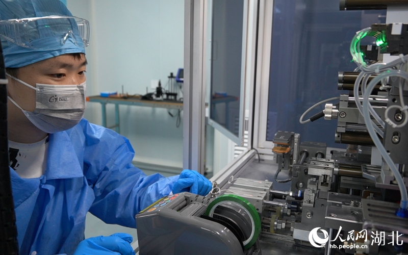 操作員進(jìn)行固態(tài)電池電芯疊片組裝。人民網(wǎng)記者 郭婷婷攝