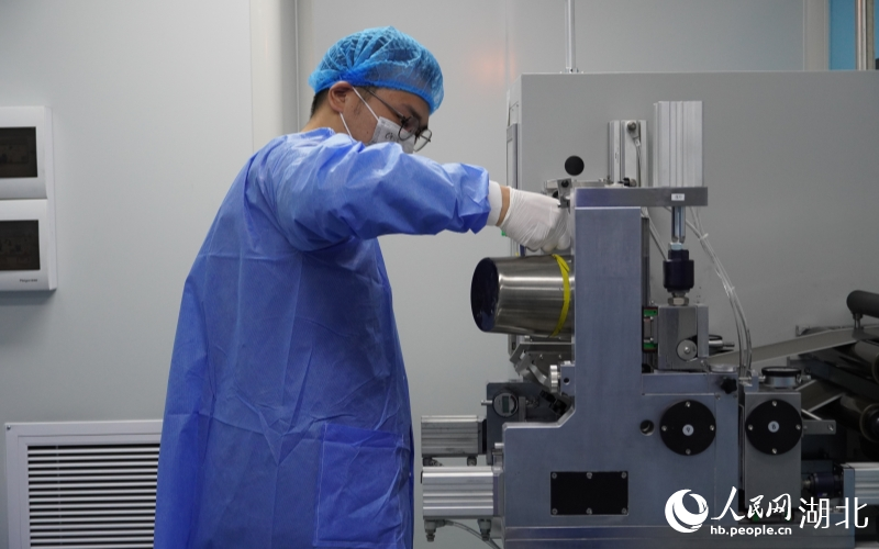 操作員進(jìn)行涂布機(jī)上料作業(yè)。人民網(wǎng)記者 郭婷婷攝