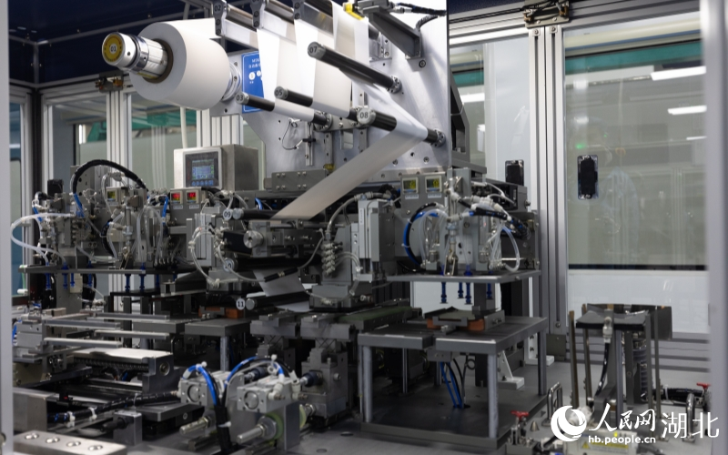 固態(tài)電池疊片機(jī)正在運(yùn)行。人民網(wǎng)記者 郭婷婷攝