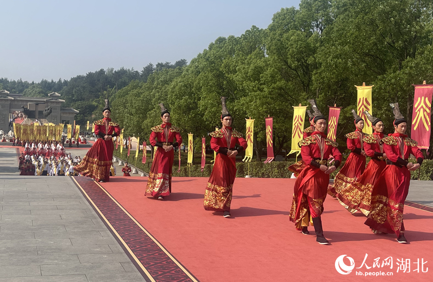 工作人員進(jìn)場。人民網(wǎng)記者 周倩文攝