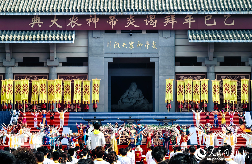 各界代表登臺(tái)。人民網(wǎng)記者 周倩文攝