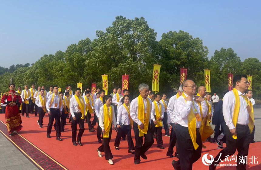 各界代表步入大殿。人民網(wǎng)記者 周倩文攝