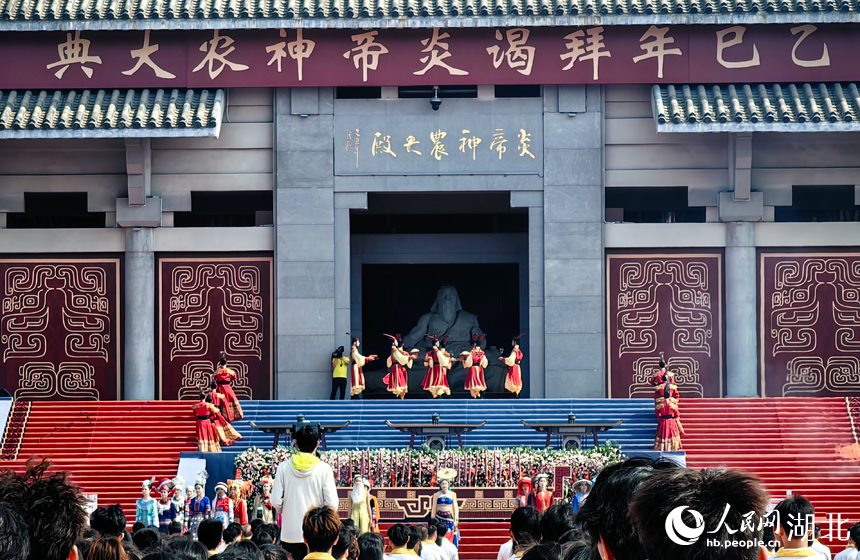 大典正在進行。人民網(wǎng)記者 周倩文攝