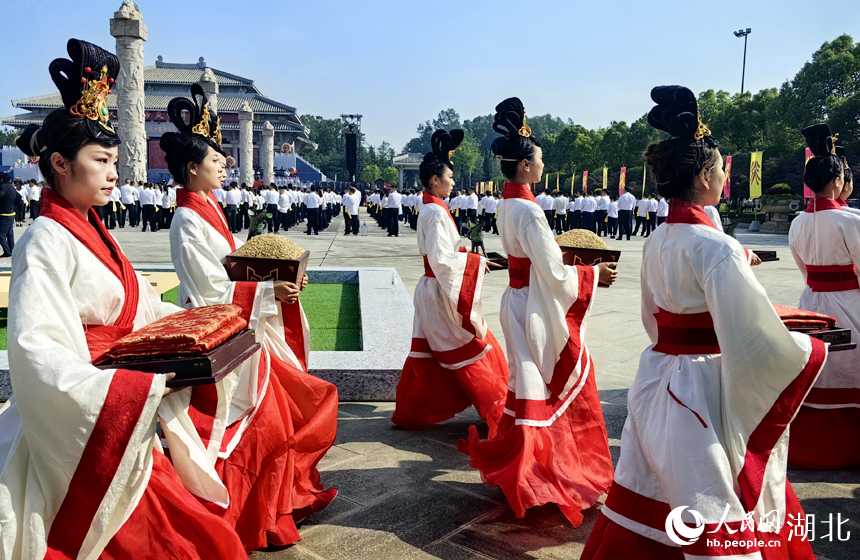 擺放物品。人民網記者 張穎攝