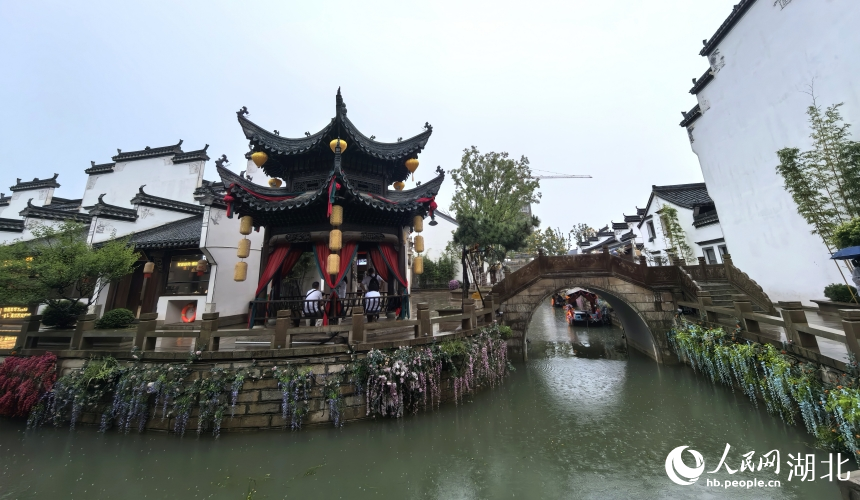 水域九曲十八彎，勾畫出建筑之美。人民網(wǎng)記者 周雯攝