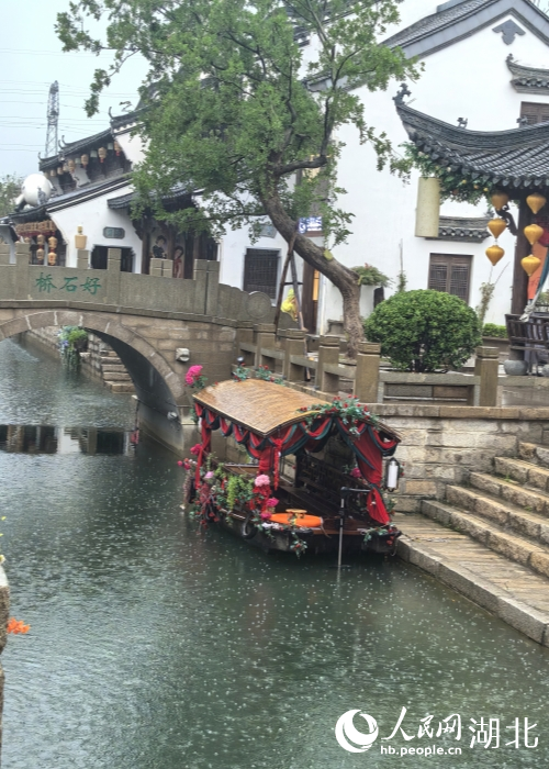 小橋流水，船行水中。人民網(wǎng)記者 周雯攝