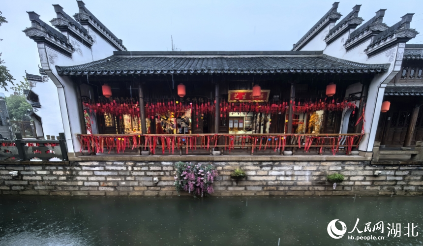 雨中賞景。人民網(wǎng)記者 周雯攝