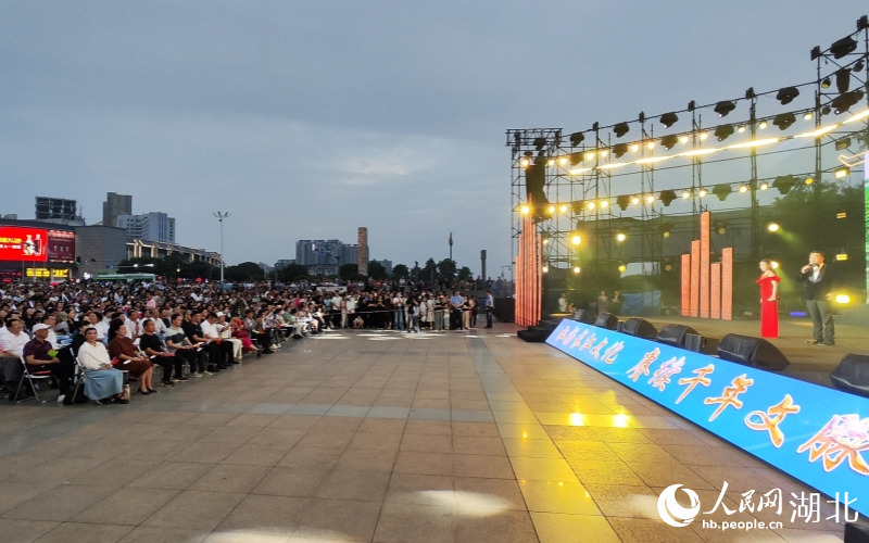 活動(dòng)吸引不少市民駐足觀看。人民網(wǎng)記者 王郭驥攝