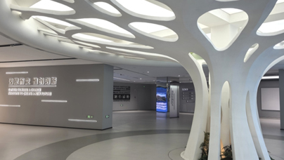 四不像”新型研發(fā)機(jī)構(gòu)里的“化合反應(yīng)”武漢產(chǎn)業(yè)創(chuàng)新發(fā)展研究院（以下簡稱“武創(chuàng)院”），展廳中央屹立著一棵“科創(chuàng)之樹”，一系列代表性科創(chuàng)成果陳列其中。