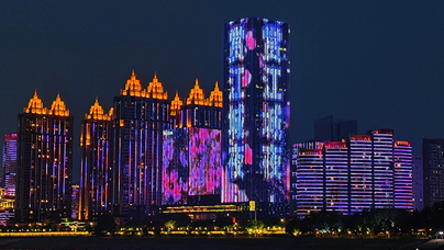 25公里長江“畫布”點(diǎn)亮武漢夜經(jīng)濟(jì)暮色漸沉，武漢兩江四岸流光溢彩。游船“兩江盤龍”號載著市民游客穿行于江面，與長江燈光秀交相輝映，勾勒出江城夜經(jīng)濟(jì)的活力圖景。