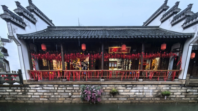 古建煥顏 楚韻新風(fēng) 激活千年云夢青磚黛瓦，翹角飛檐，復(fù)原遷建的傳統(tǒng)古建筑錯(cuò)落有致；小橋流水，勾畫出八湖八島八勝景，九大建筑派系在此交融……