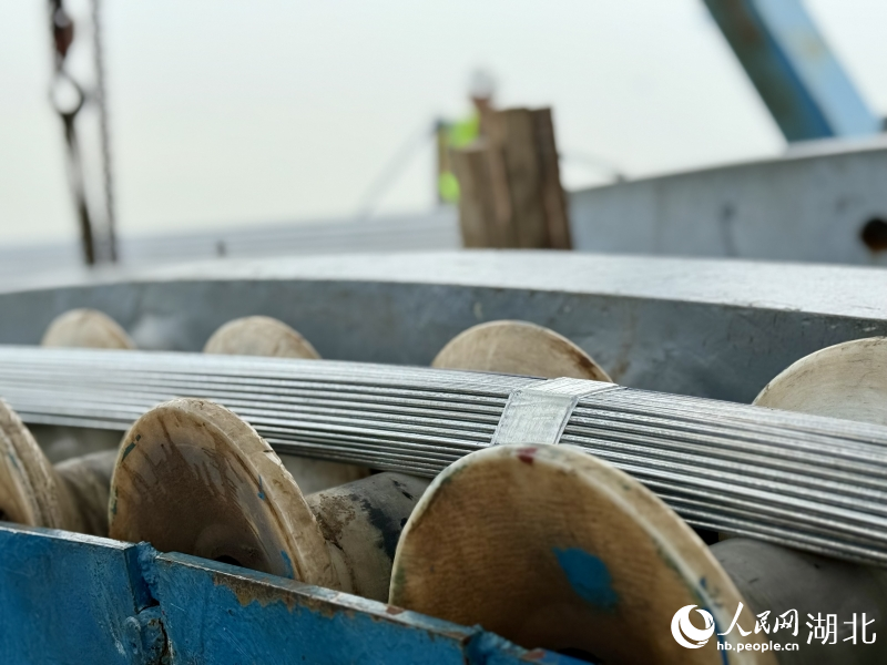 燕磯長江大橋主纜最后一根索股正在架設(shè)。人民網(wǎng)記者 周恬攝