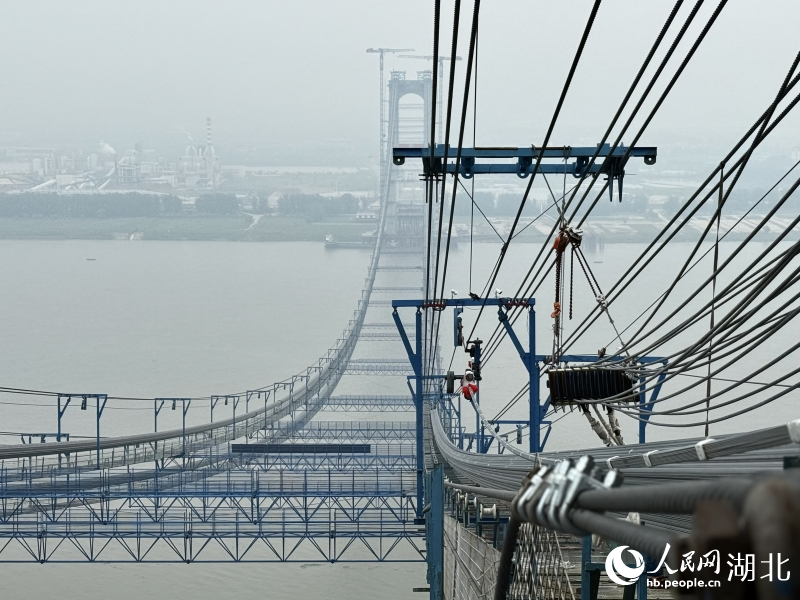 燕磯長江大橋主纜架設(shè)現(xiàn)場。人民網(wǎng)記者 周恬攝